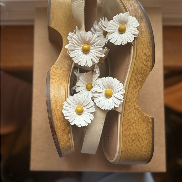 Lucky Brand Sandals in original box; Style LK-JULEII; Color-STUCCO - Picture 4 of 8